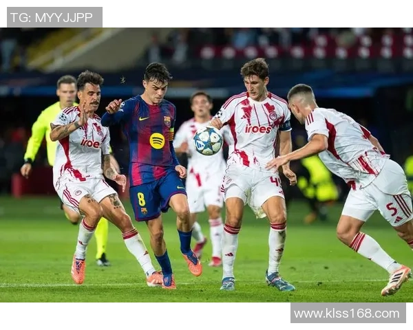 足球明星在赛场上的帅气瞬间展现他们的风采与魅力